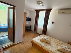 Militari, non-stop, regim hotelier 105/3 ore