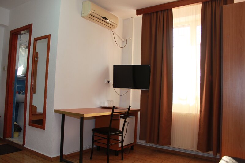 Militari, non-stop, regim hotelier 105/3 ore,