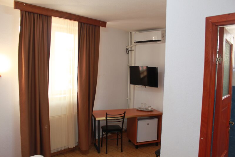 Militari, non-stop, regim hotelier 105/3 ore,