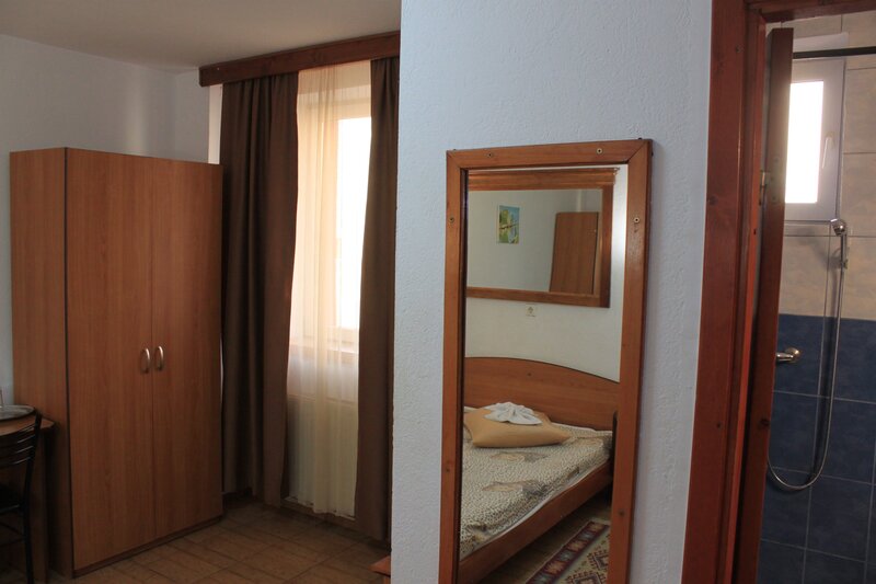 Militari, non-stop, regim hotelier 105/3 ore,
