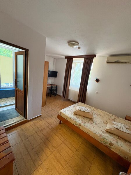 Militari, non-stop, regim hotelier 105/3 ore,