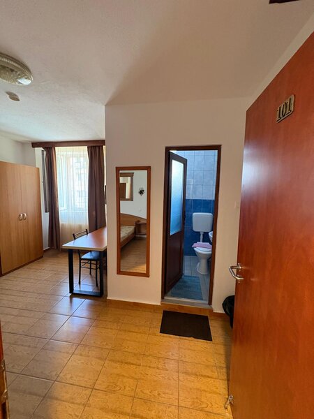 Militari, non-stop, regim hotelier 105/3 ore,