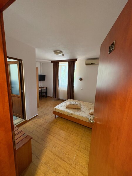Militari, non-stop, regim hotelier 105/3 ore,