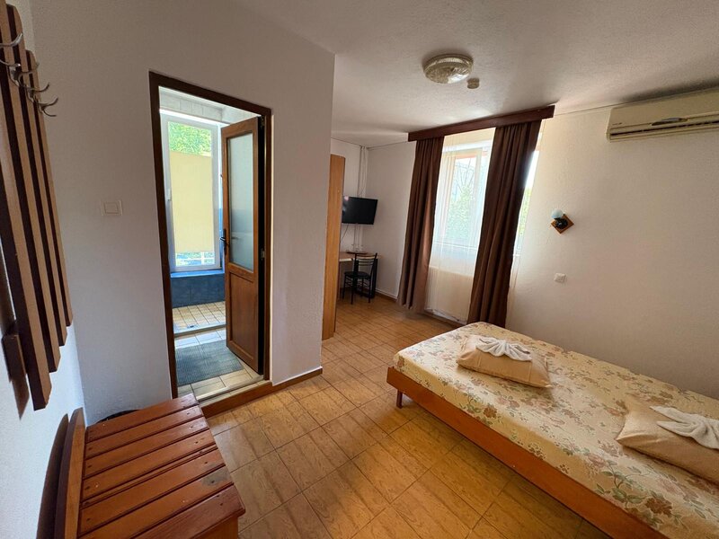 Militari, non-stop, regim hotelier 105/3 ore,