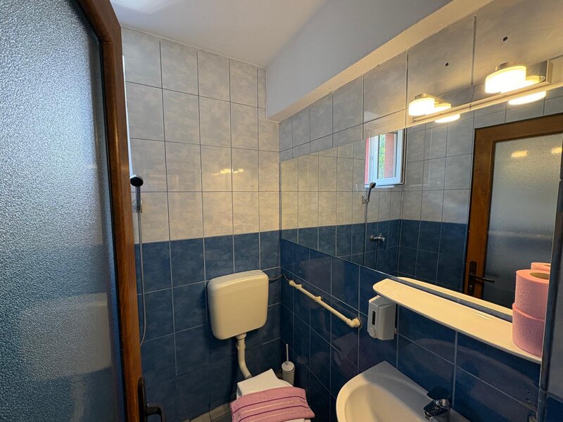 Militari, non-stop, regim hotelier 105/3 ore,